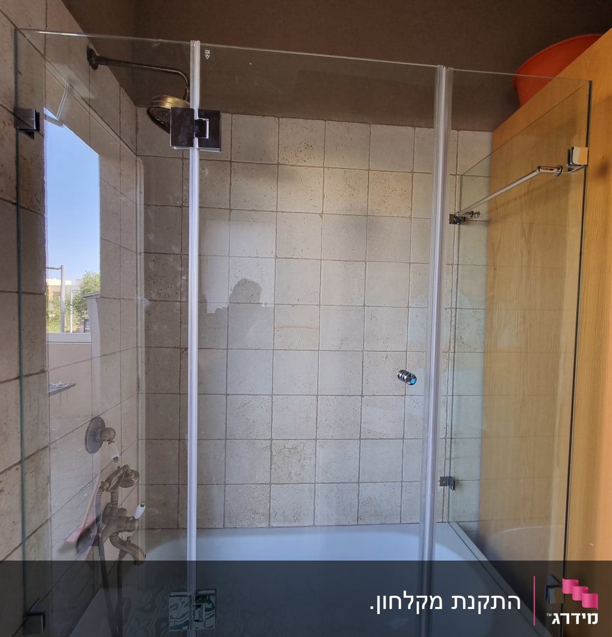 מקלחון זכוכית עם דלתות שקופות ומסגרת מתכת